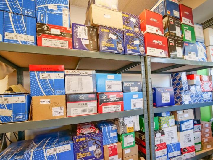 Nous facilitons la recherche et l'achat de pièces détachées automobiles.